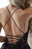 Vestido Médio de Renda e Costas Nua